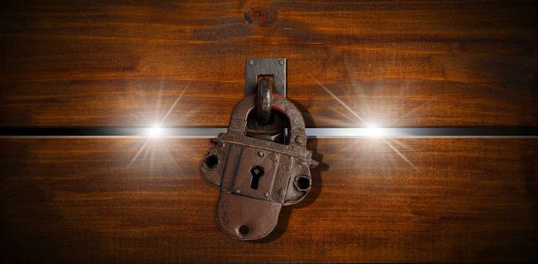 Extrême gros plan d'un coffre au trésor avec un ancien cadenas en fer, coffre en bois et espace de copie. - Photo, image