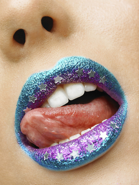 Turquoise paarse vrouwelijke lippen - Foto, afbeelding