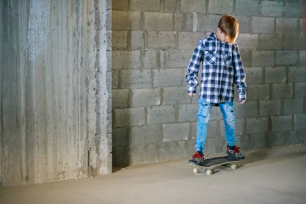 Милий хлопчик на скейтборді, дитина вчиться їздити на скейтборді
. - Фото, зображення