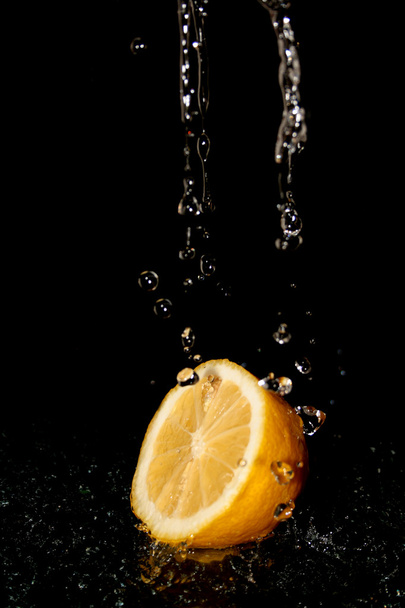 Limón bajo el spray
 - Foto, Imagen