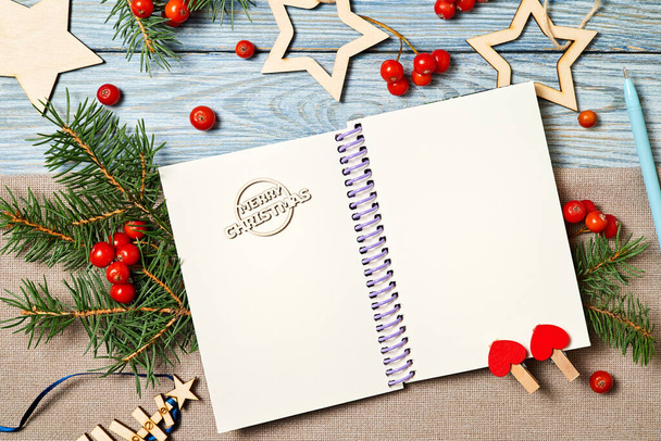 Noel arkaplanda Noel arkaplanı ve Noel aksesuarları yazılı boş not defterinin Noel kompozisyonu - Fotoğraf, Görsel