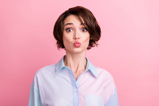 Photo portrait amazed woman sending air kiss on date isolated pastel pink color background - Foto, Bild