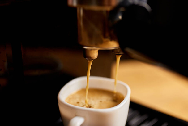 Détail d'une cafetière professionnelle goutte à goutte café dans une tasse vide dans une cafétéria, Machine fait un café parfait avec une odeur délicieuse,. Machine à café expresso faisant du café expresso - Photo, image