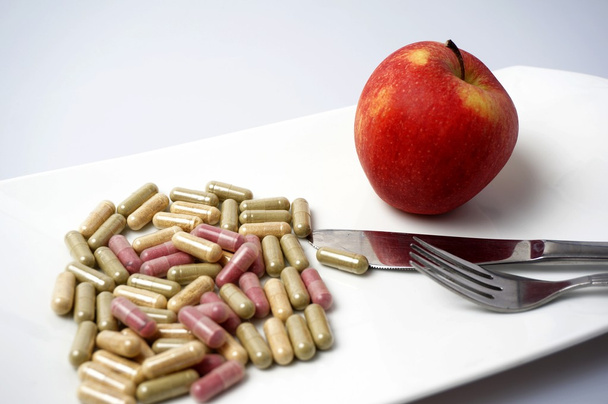 Medicina capsula vs mela sana
 - Foto, immagini