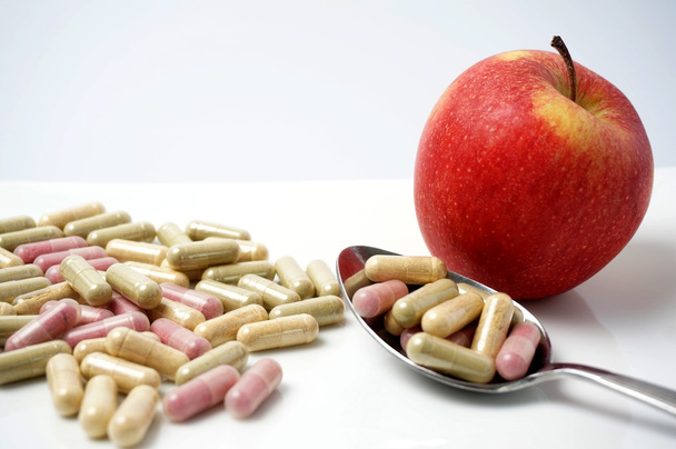 Medicina capsula vs mela sana
 - Foto, immagini
