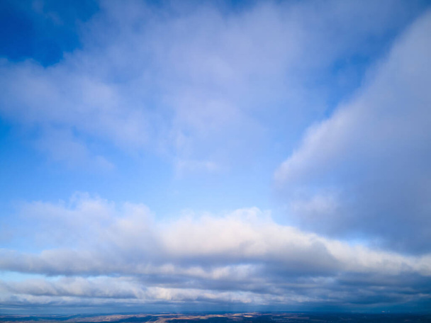 Όμορφη μπλε ουρανό με φόντο σύννεφα, σύννεφα ουρανό και τον ήλιο, Πολύχρωμο συννεφιασμένο ουρανό στον ήλιο. Χρονικό σφάλμα - Φωτογραφία, εικόνα