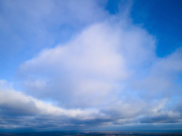 Céu azul bonito com fundo de nuvens, nuvens de céu e sol, céu nublado colorido ao sol. Tempo de Caducidade - Foto, Imagem
