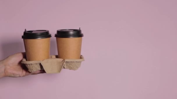 Koffie levering tegen roze achtergrond - Video