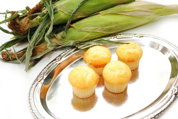 τέσσερις muffins νοστιμότατο καλαμπόκι σε μια πιατέλα siver - Φωτογραφία, εικόνα