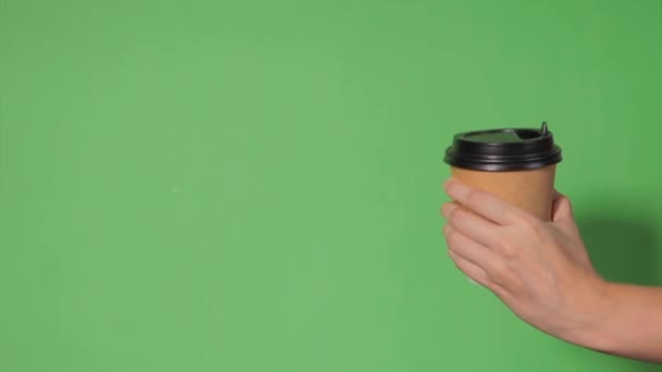 Hände reichen ein Glas Kaffee - Filmmaterial, Video