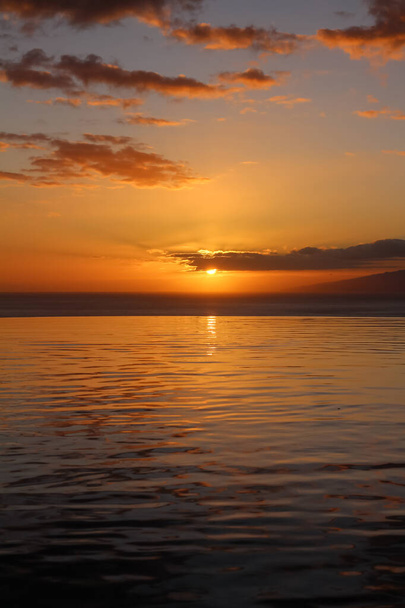 Zonsondergang op de Atlantische oceaan. Zwembad op de achtergrond van de zonsondergang in de oceaan. - Foto, afbeelding
