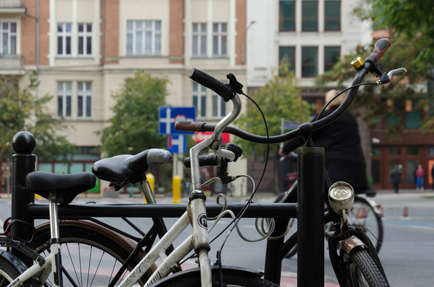 POZNAN - POLAND - 2021: Bisikletler şehrin caddesine park edildi - Fotoğraf, Görsel