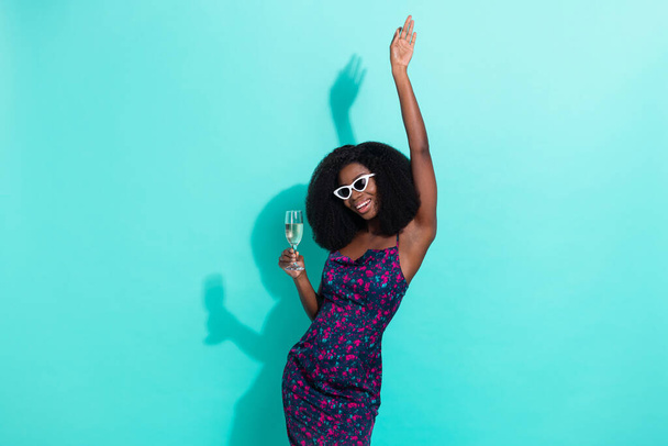 Foto retrato chica funky en el baile de gafas de sol en fin de semana beber champán en la fiesta en verano aislado color verde azulado fondo - Foto, Imagen
