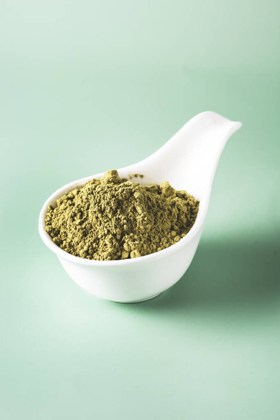 White Bowl with Green Matcha Powder Pink Background Vertical - Foto, immagini