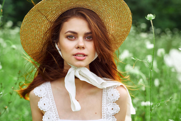 pretty woman with hat nature field flowers fresh air - Foto, afbeelding