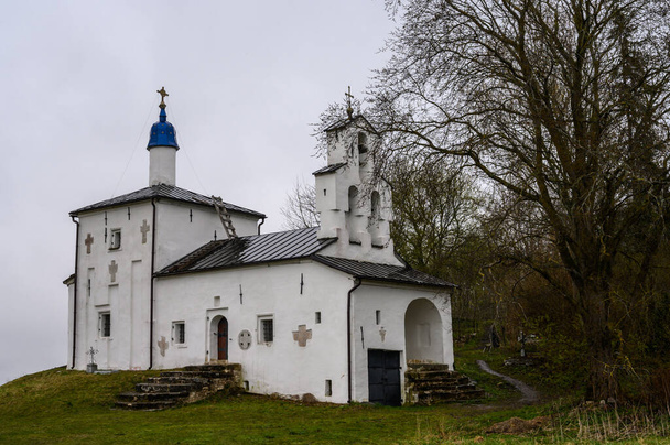 Iglesia de San Nicolás en el Gorodishche. Izborsk, región de Pskov. Es un día desagradable.. - Foto, Imagen