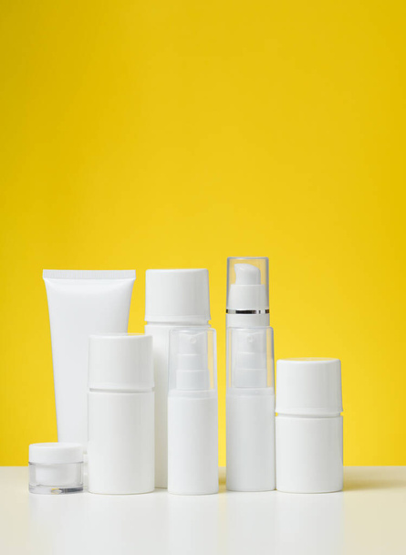 化粧品用の白いプラスチックチューブと瓶。クリーム、ゲル、血清、広告や製品のプロモーションのためのパッケージ、モックアップ - 写真・画像