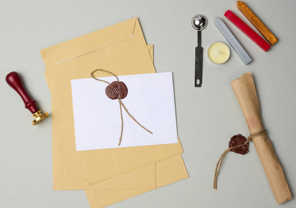 Kapalı beyaz zarf ve kahverengi balmumu kapaklı arka plan - Fotoğraf, Görsel