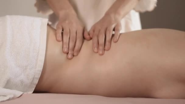 Sesión de masaje de masajista profesional - Metraje, vídeo