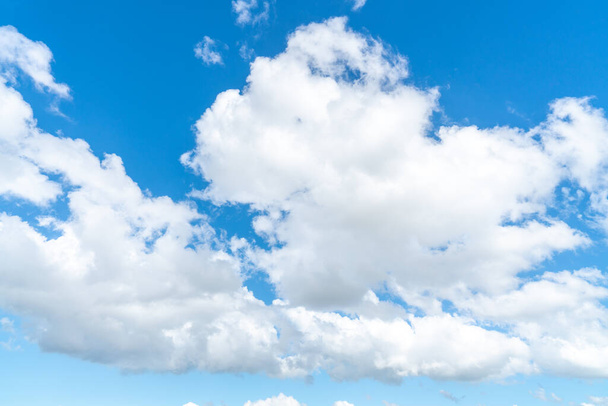 Ciel bleu et nuages blancs sous le ciel - Photo, image