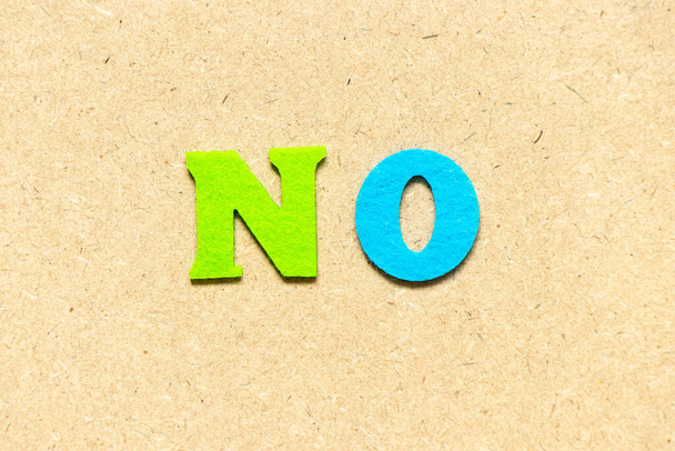 Цветовая буква алфавита в слове "нет" на фоне дерева - Фото, изображение