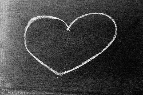 Bílá barva křída ruční kreslení ve tvaru srdce na tabuli nebo tabuli pozadí - Fotografie, Obrázek