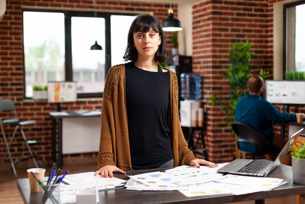 Портрет деловой женщины, готовящей деловую встречу, работающей в маркетинговой стратегии - Фото, изображение