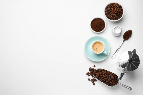 Flat lay composition with coffee grounds and roasted beans on white background, space for text - Foto, immagini