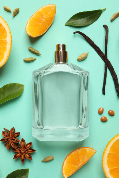 Flat lay composition with bottle of perfume and fresh citrus fruits on turquoise background - Foto, Bild