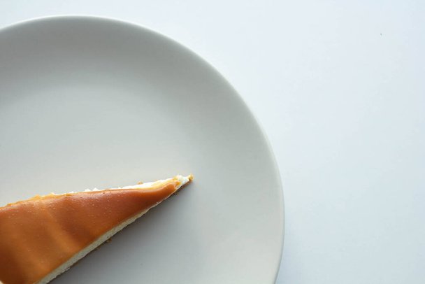 Krajíc lahodného sýrového dortu s karamelem navrchu - Fotografie, Obrázek