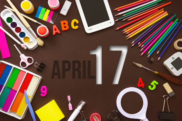 17. dubna. 17. den v měsíci, kalendářní datum. Školní zápisník a různé celiny s kalendářním dnem. Školní a kancelářské potřeby. Jarní měsíc, den koncepce roku - Fotografie, Obrázek