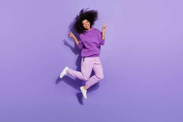 Full body photo of excited cheerful lady two arms make v-sign greetings hello symbol isolated on purple color background - Foto, Imagen