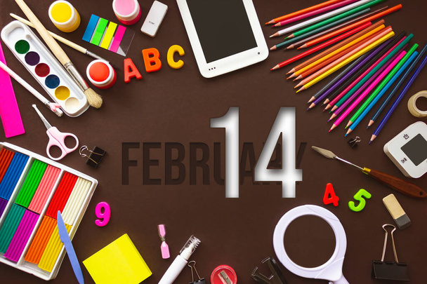 2月14日。月の14日、暦日。学校のノートやカレンダーの日と様々な文房具。学校やオフィスの備品の枠。冬の月、その年のコンセプトの日 - 写真・画像