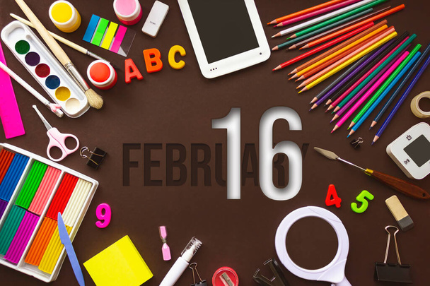 2月16日。月の16日、カレンダーの日付。学校のノートやカレンダーの日と様々な文房具。学校やオフィスの備品の枠。冬の月、その年のコンセプトの日 - 写真・画像