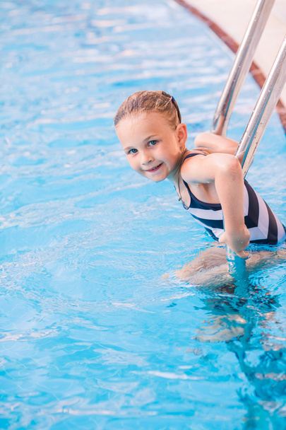 Cute little girl in swimming pool - Foto, imagen
