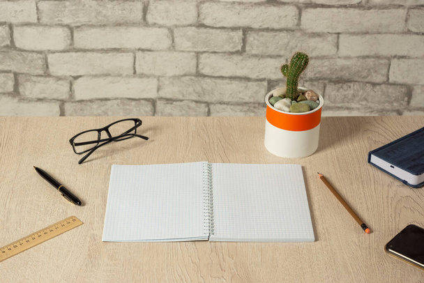 Abra o caderno com folhas em branco, uma caneta, um diário e muito mais na mesa - Foto, Imagem
