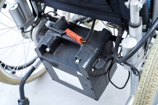Batterij van elektrische rolstoel voor patiënten of mensen met een handicap. - Foto, afbeelding