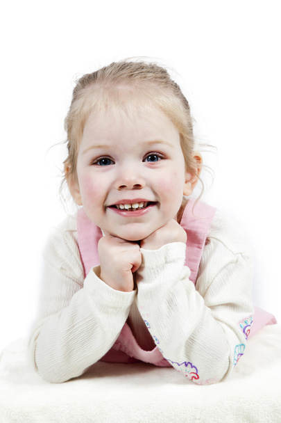 Suloinen pieni tyttö hymyilee
 - Valokuva, kuva