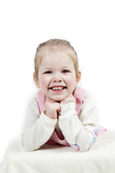 Красивая маленькая девочка улыбается
 - Фото, изображение