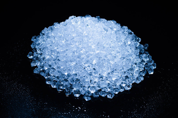 Siyah arkaplanda buz kristal küpleri, metin veya tasarım için boşluk. - Fotoğraf, Görsel