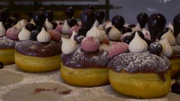Красивые шоколадные пончики к празднику Хануки - Кадры, видео