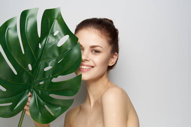pretty woman palm leaf bare shoulders studio model - Zdjęcie, obraz