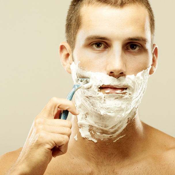 adam banyoda tıraş - Fotoğraf, Görsel