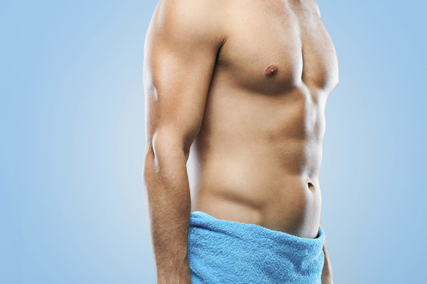 Homem muscular em toalha
 - Foto, Imagem