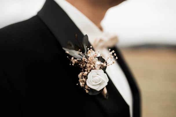 Nevěsta přivazuje své pírko k ženichovi, svatební den - Fotografie, Obrázek