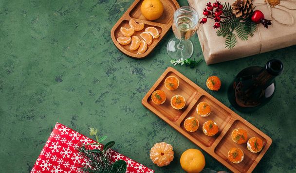 Fondo de Navidad verde. Tartaletas con mandarinas de caviar rojo y champán. - Foto, Imagen