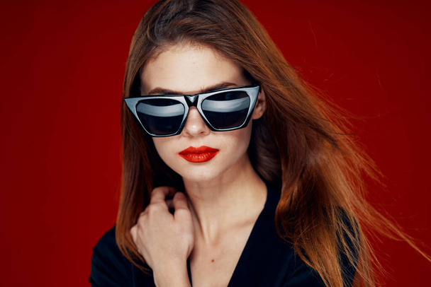elbűvölő nő visel napszemüveg piros ajkak pózol közelről - Fotó, kép