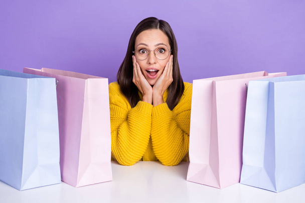 Photo magnifique excité dame toucher joues voir énorme vente discount aller shopping isolé sur fond de couleur violette - Photo, image