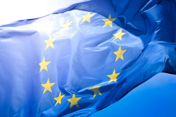 Σημαία υλικού της Ευρωπαϊκής Ένωσης, ουρανός στο βάθος - Φωτογραφία, εικόνα