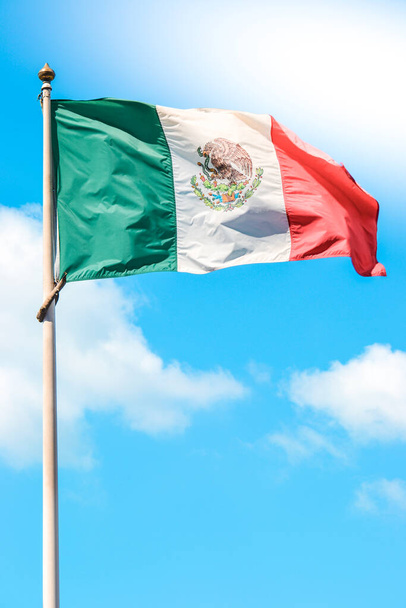Materiał flaga Meksyk, niebo w tle - Zdjęcie, obraz